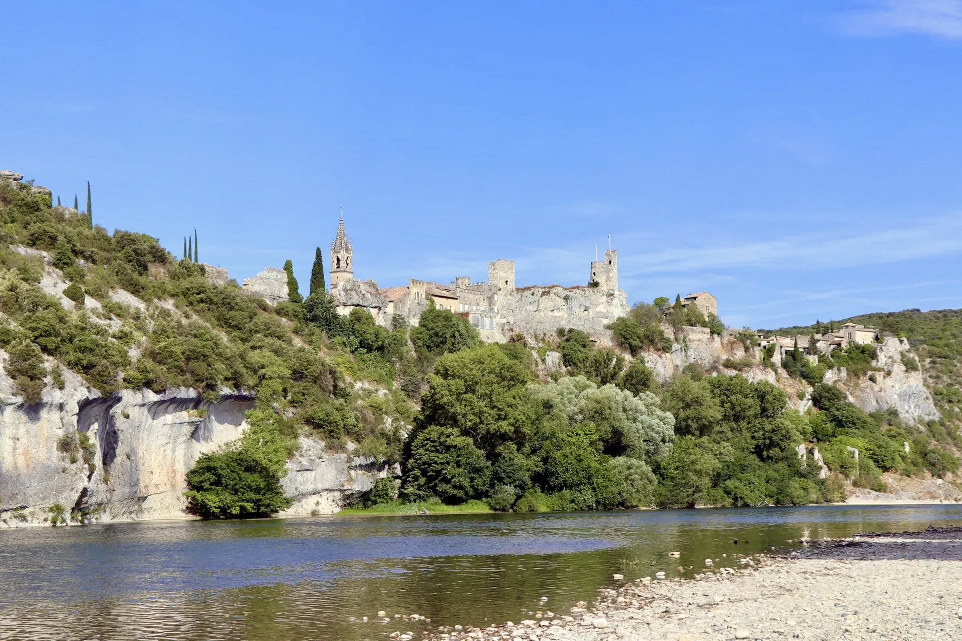 Aiguèze, perché au-dessus des gorges de l'Ardèche