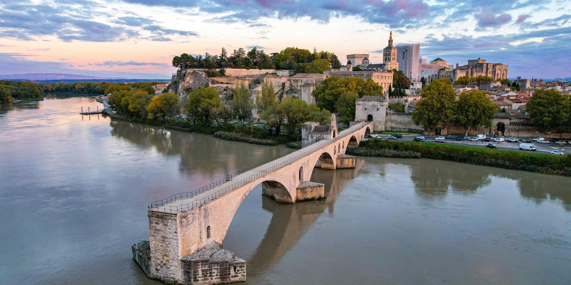 Le Palais des Papes et le pont d'Avignon au bord du Rhône