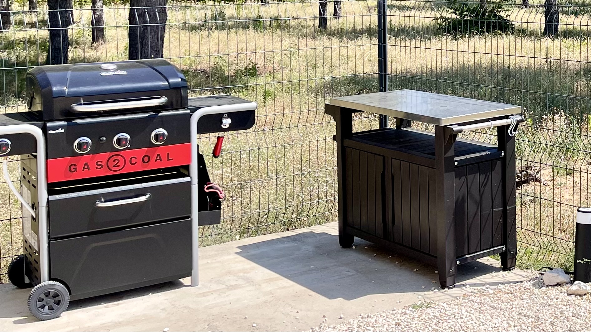 Le barbecue à gaz de la cuisine extérieure