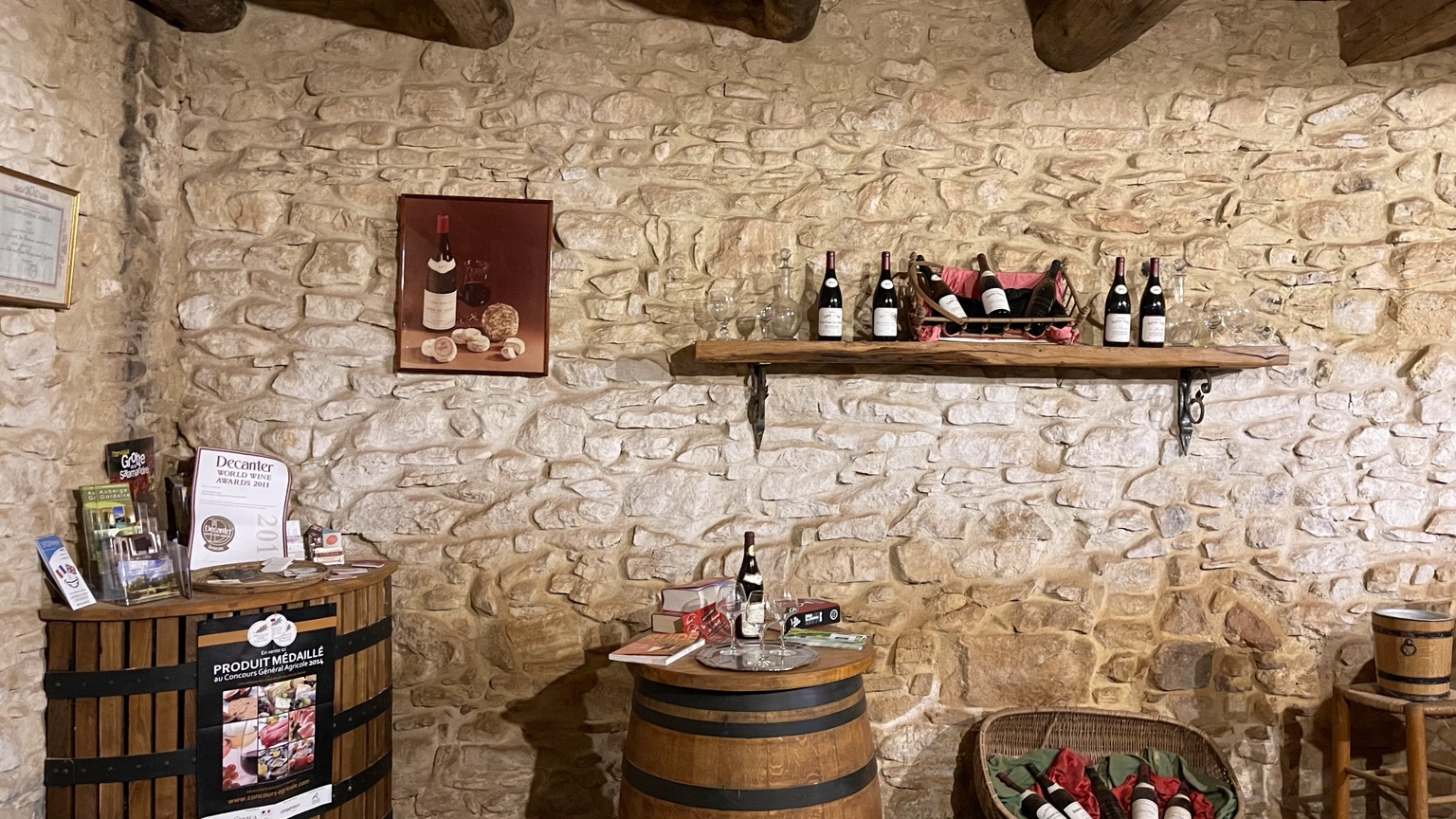 Le caveau en pierre du Domaine Sainte-Anne