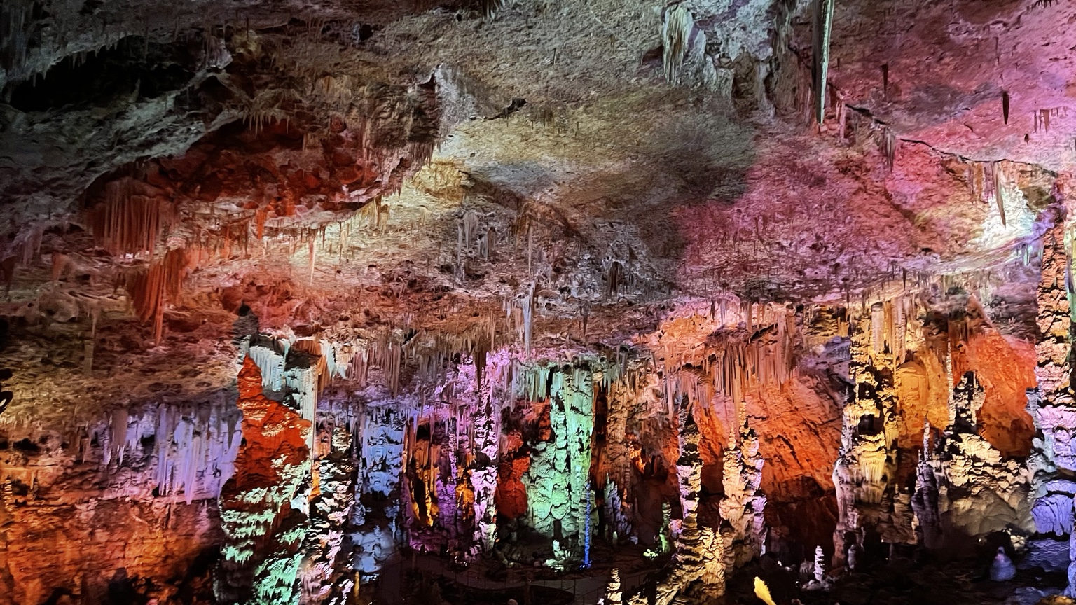 Les concrétions illuminées de la Grotte de la Salamandre