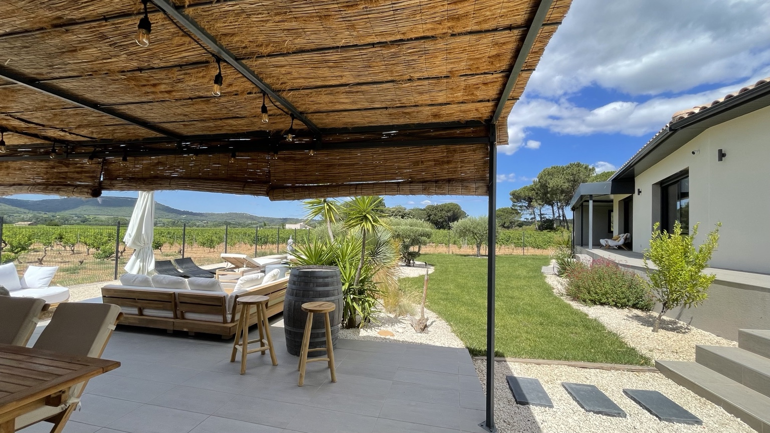 La terrasse ombragée et la cuisine d'été